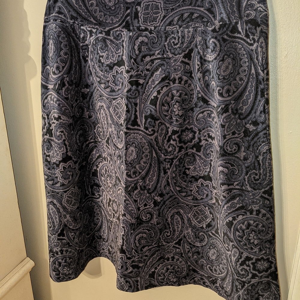 Cute Menora paisley skirt Size 14. Black and silver.